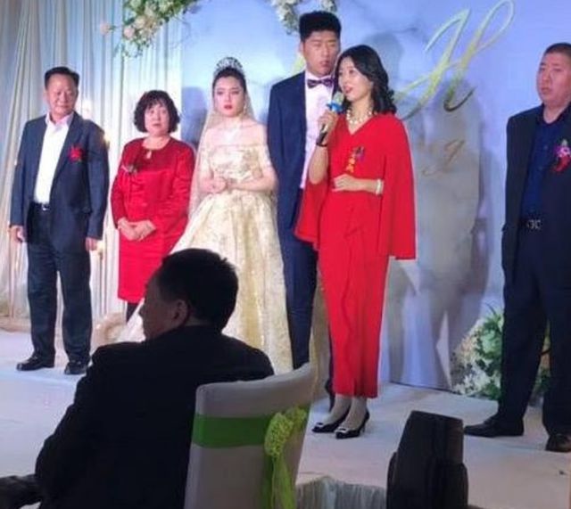 “最美婆婆”在儿子婚礼上走红颜值比儿媳都高儿媳半岛·BOB官方网站压力山大(图4)