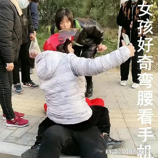 丈母娘在bd半岛·中国官方网站大庭广众之下骑在女婿身上不但不知羞耻还拿出手机拍摄(图3)